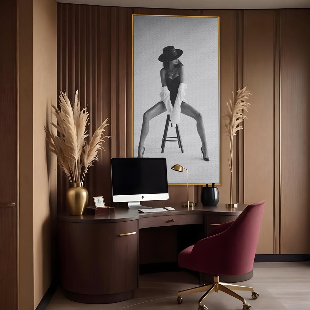 Tablou canvas cu tablou canvas cu femeie pe scaun, in rama de aluminiu auriu, pe perete intr-un birou